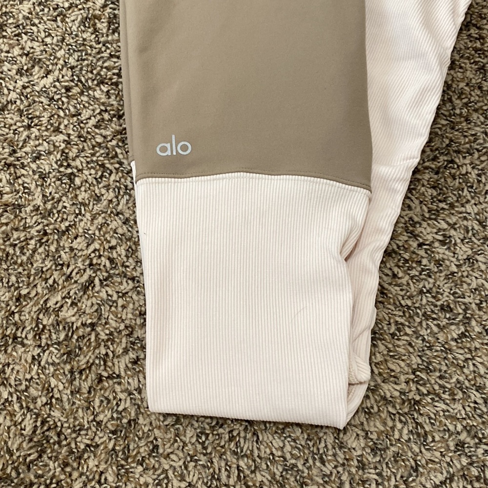 NEW Alo Yoga Two-Tone Leggings - Picture 2 of 9
